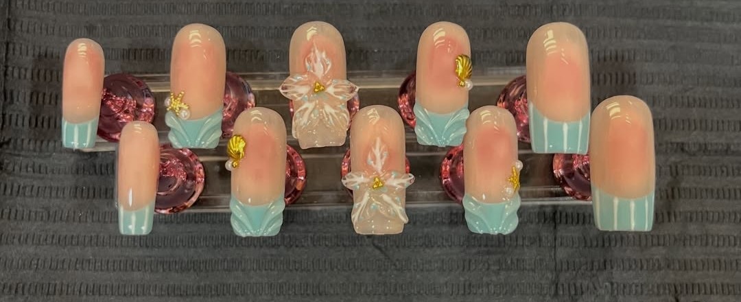 Blue Summer 3D Nails — soft mint French-tip press-on nails with three-dimensional white flowers and gold shell and starfish charms